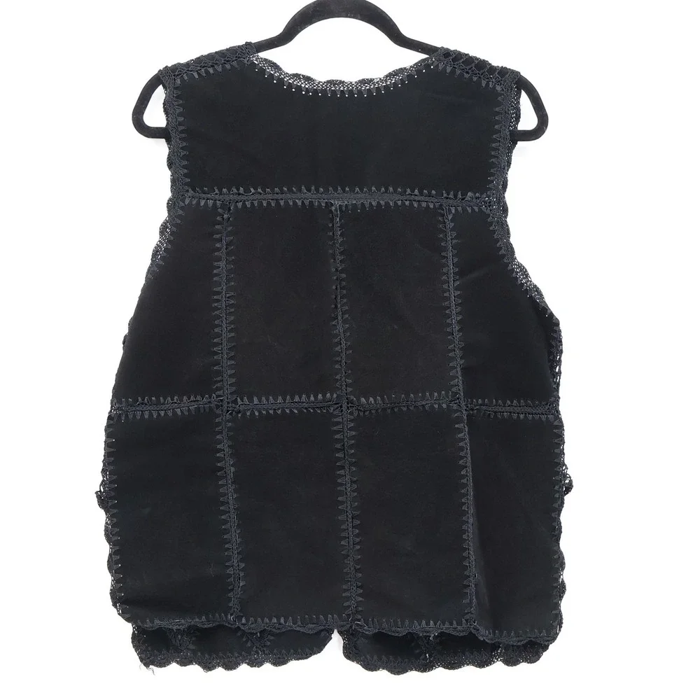 N/A black crochet